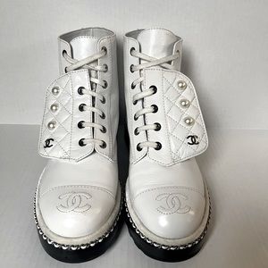 Aunthentic CHANEL pearl combat boots size EU 36.5